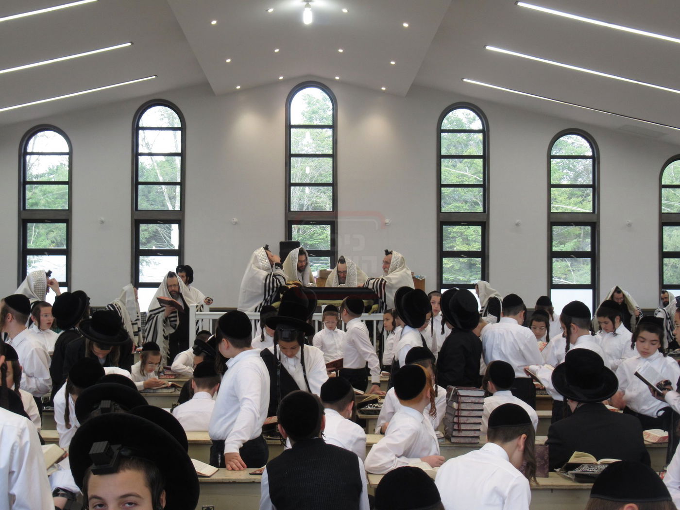 האדמו"ר מפאפא במחנה פאפא בקאנטרי