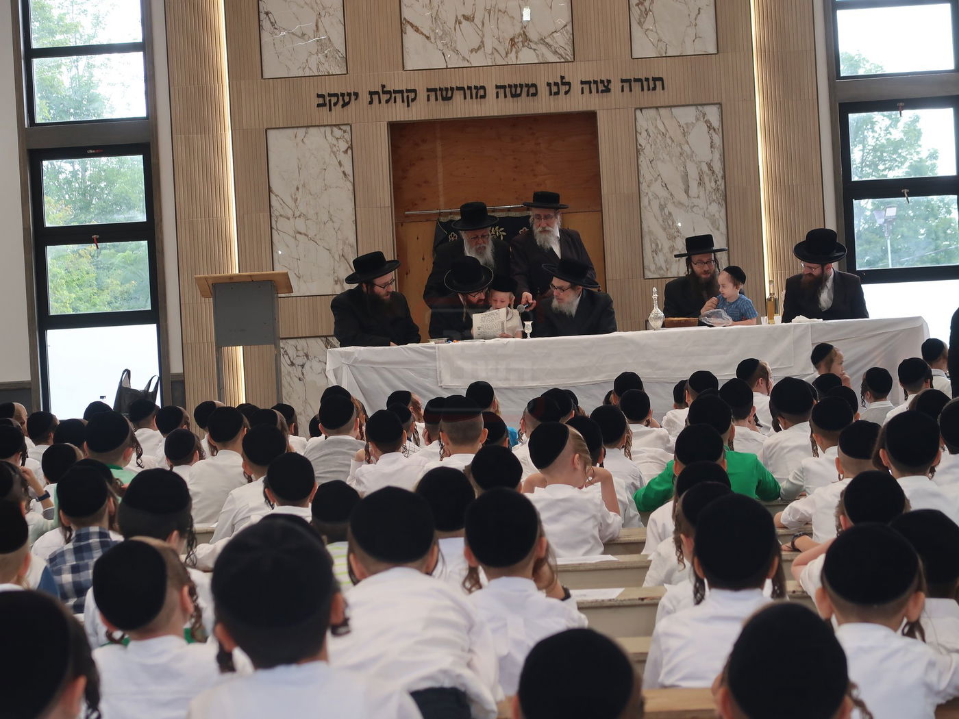 האדמו"ר מפאפא במחנה פאפא בקאנטרי