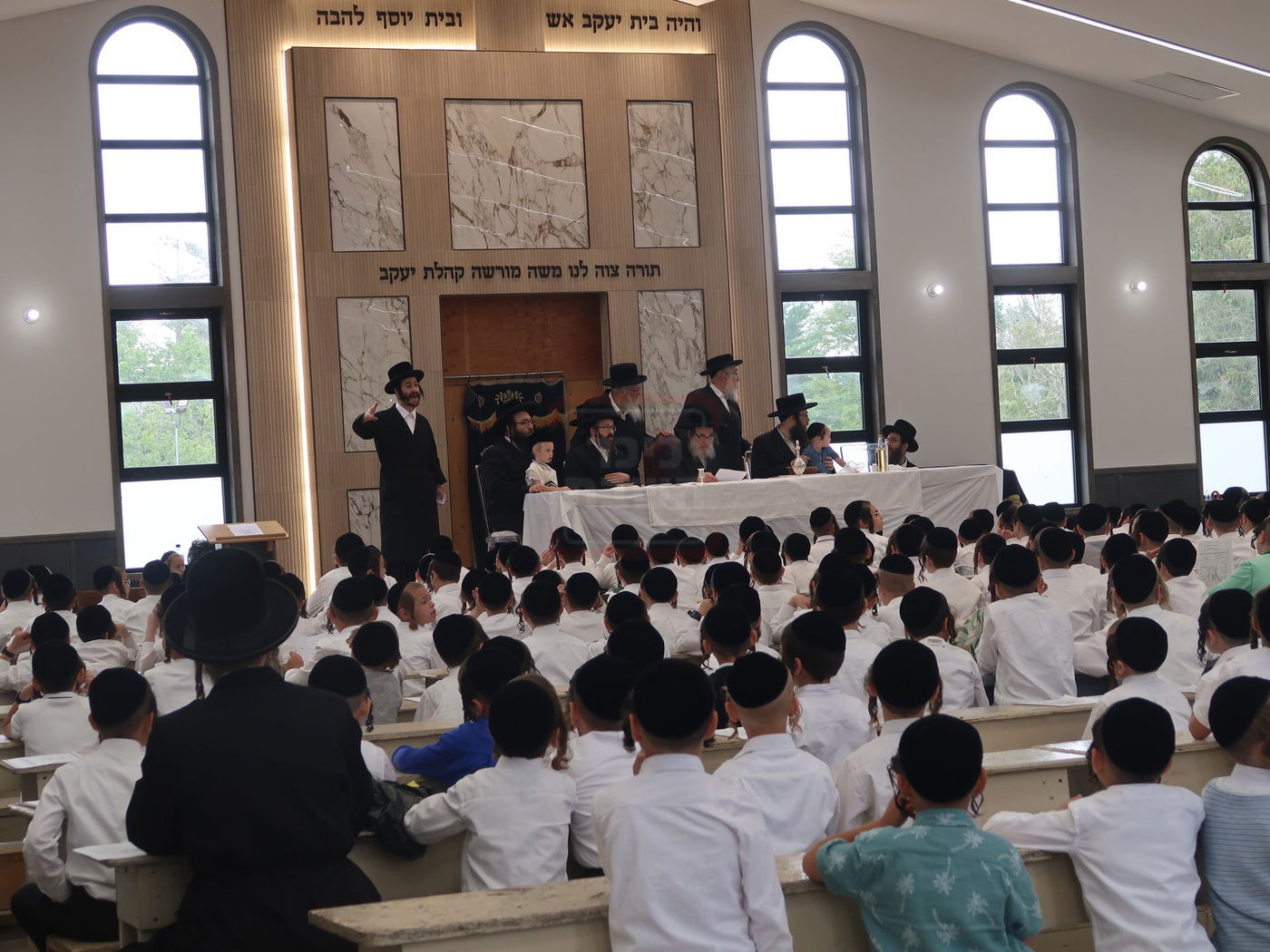 האדמו"ר מפאפא במחנה פאפא בקאנטרי