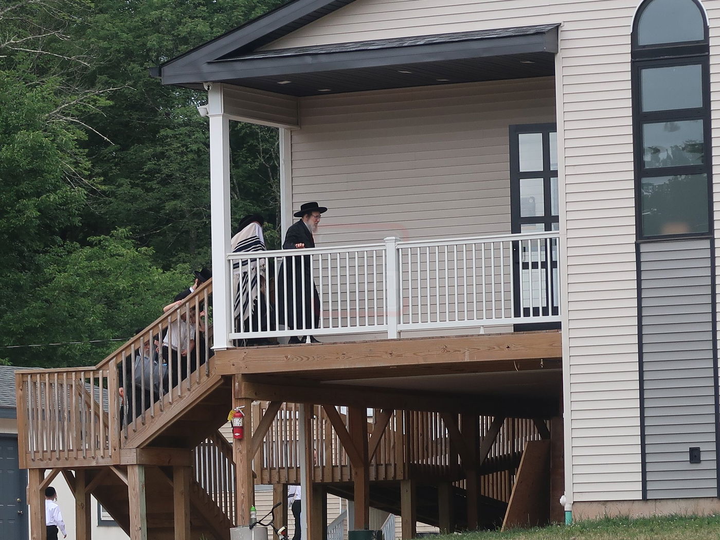 האדמו"ר מפאפא במחנה פאפא בקאנטרי