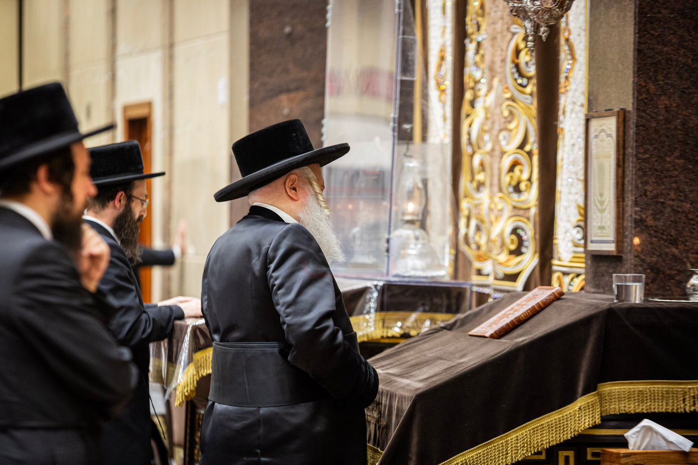 האדמו"ר מבאבוב בתפילת ערבית