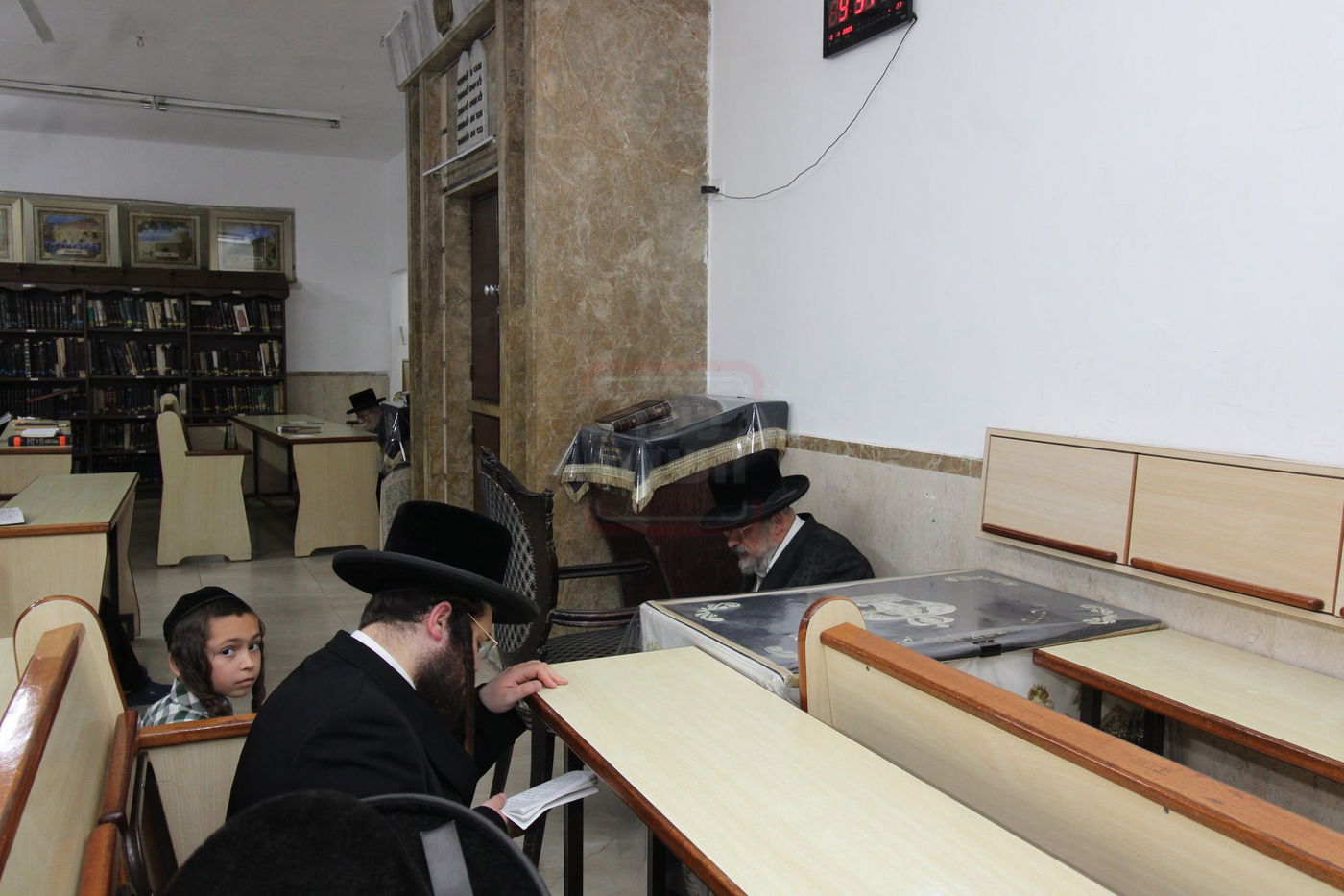 האדמו"ר מאנטניא בליל תשעה באב