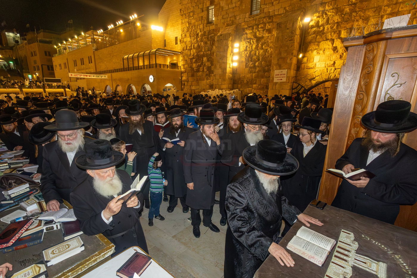 האדמו"ר מפינסק קרלין בכותל המערבי בצאת הצום