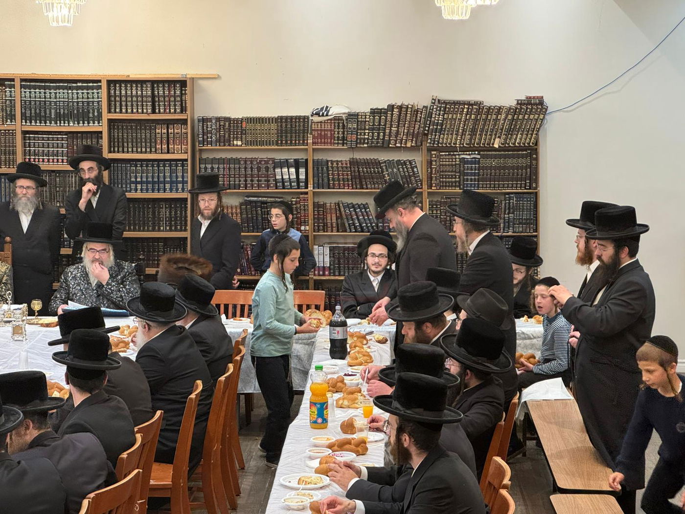 האדמו"רים מויז'ניץ לונדון - ויז'ניץ מונטריאול, בטיש מוצאי תשעה באב