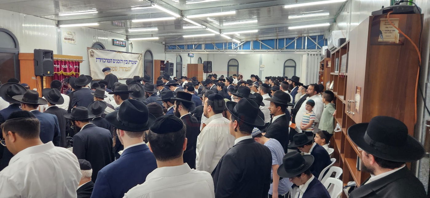 הראשל"צ הגר"י יוסף במעמד פתיחת 'ישיבת בין הזמנים' בשיכון ו' בב"ב