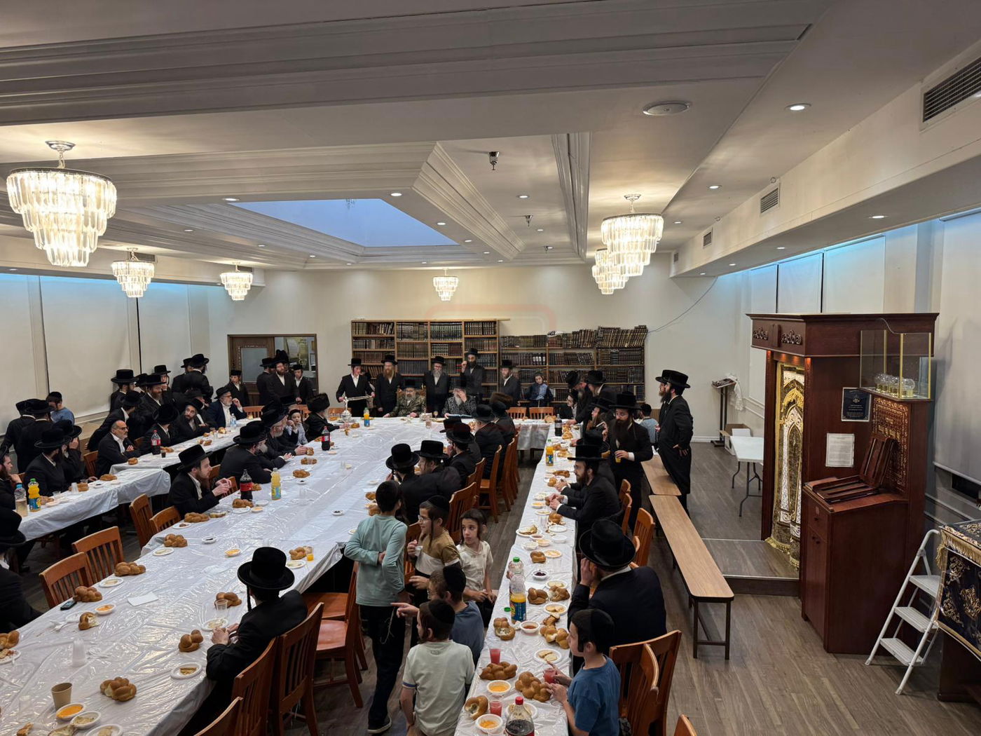 האדמו"רים מויז'ניץ לונדון - ויז'ניץ מונטריאול, בטיש מוצאי תשעה באב