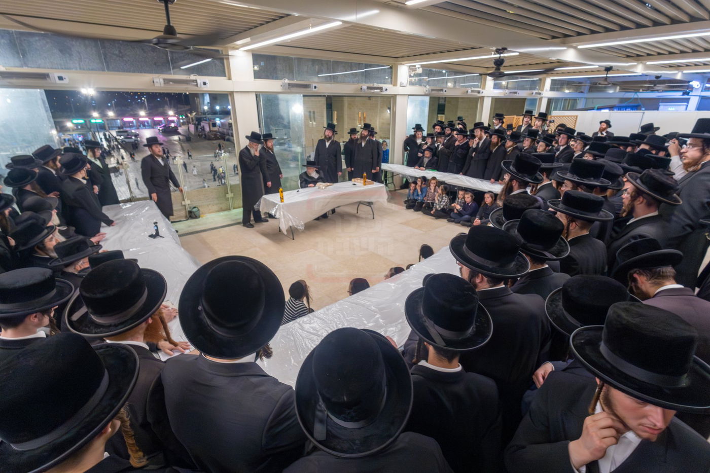 האדמו"ר מפינסק קרלין בטיש לחיים לאחר קידוש לבנה בצאת הצום