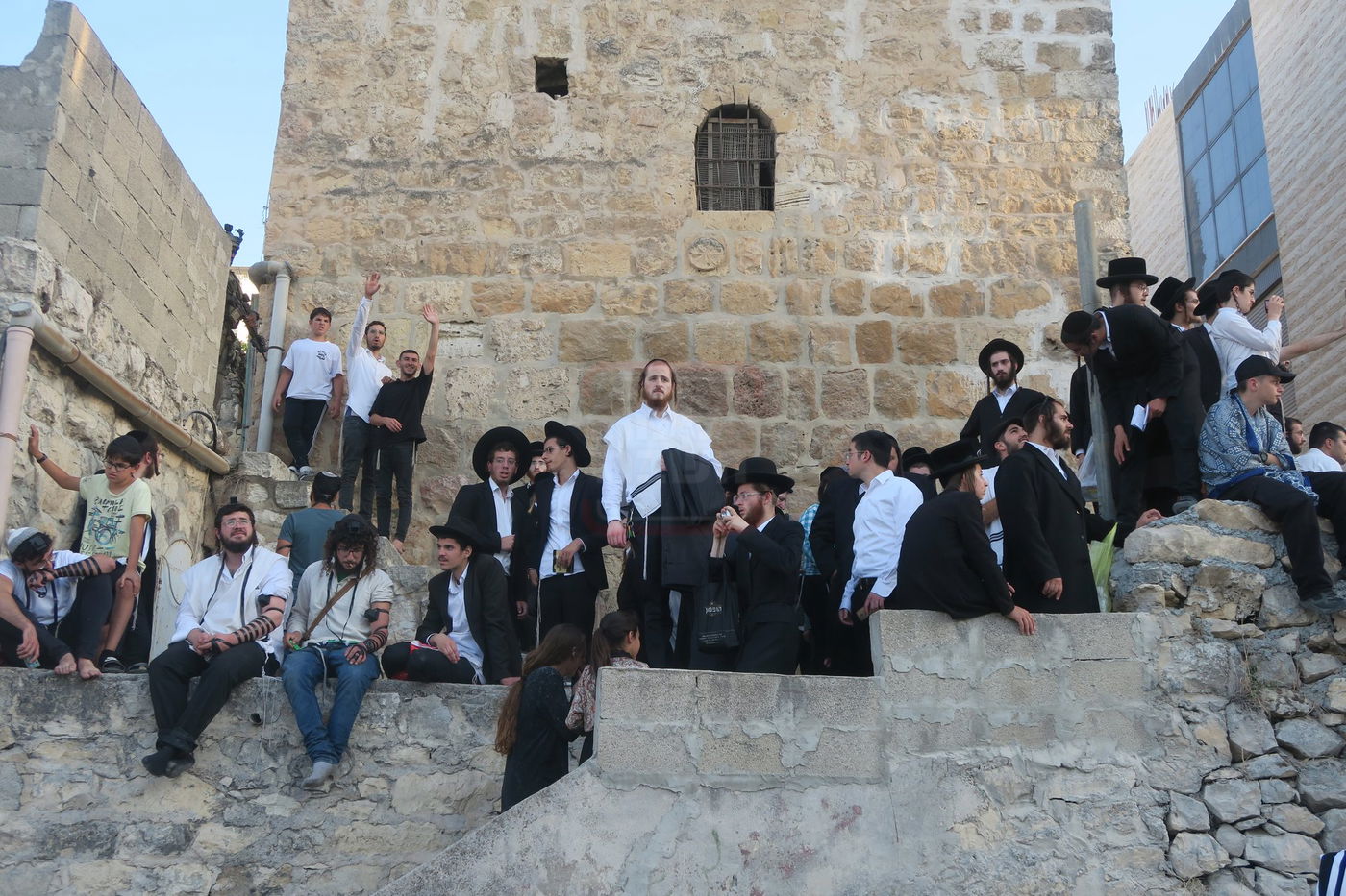 כניסה לקבר עתניאל בן קנז בחברון הפלסטינית בט' באב