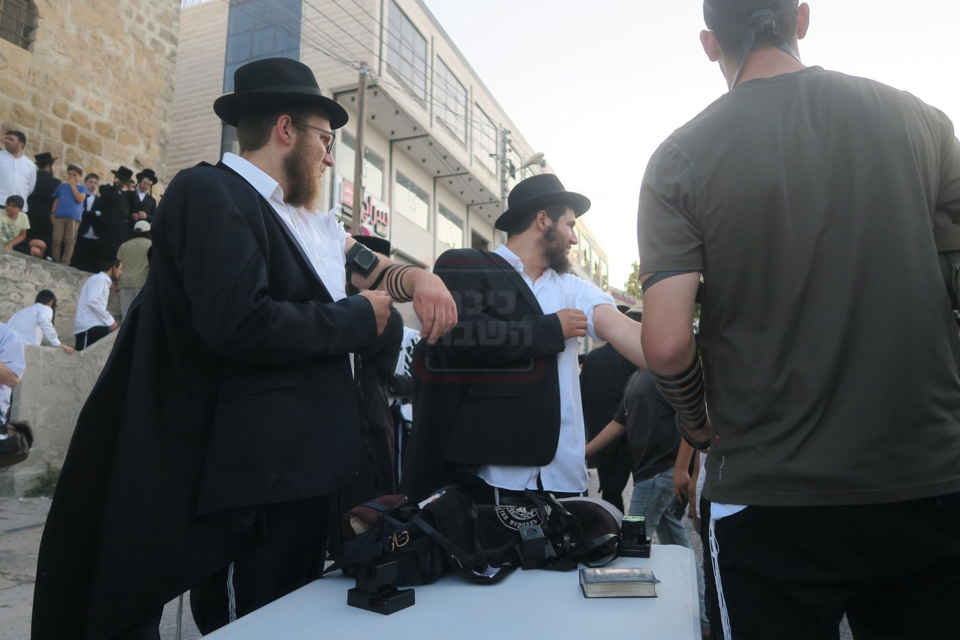 כניסה לקבר עתניאל בן קנז בחברון הפלסטינית בט' באב