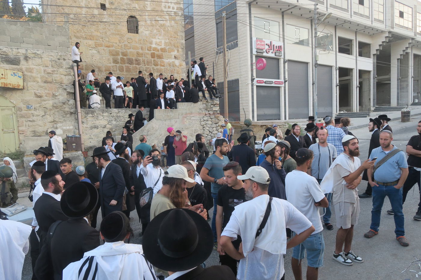 כניסה לקבר עתניאל בן קנז בחברון הפלסטינית בט' באב