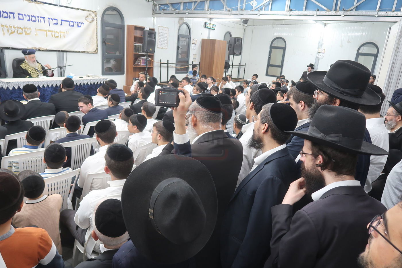 הראשל"צ הגר"י יוסף במעמד פתיחת 'ישיבת בין הזמנים' בשיכון ו' בב"ב