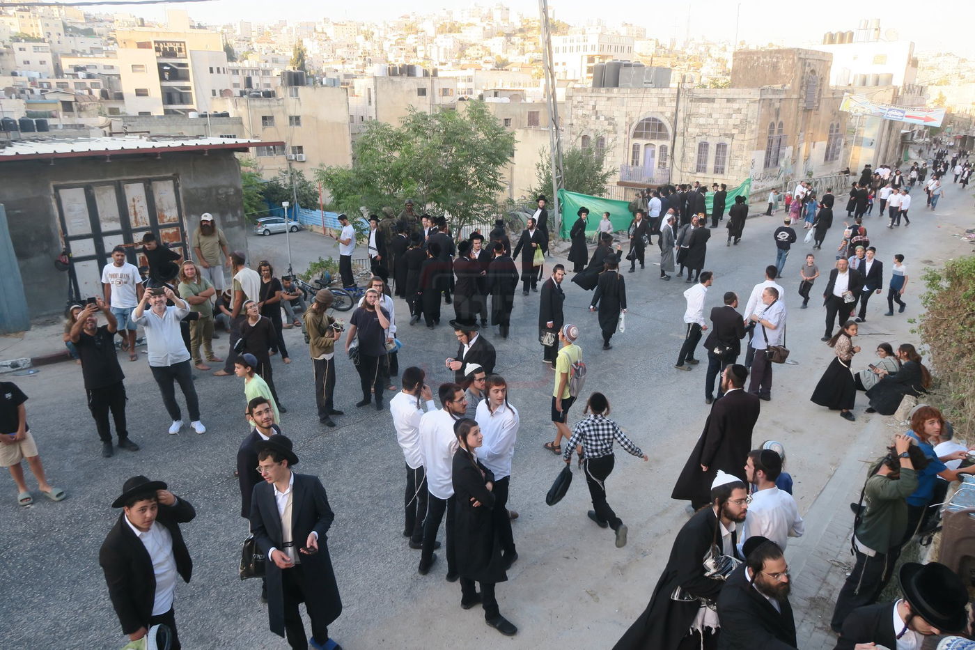 כניסה לקבר עתניאל בן קנז בחברון הפלסטינית בט' באב