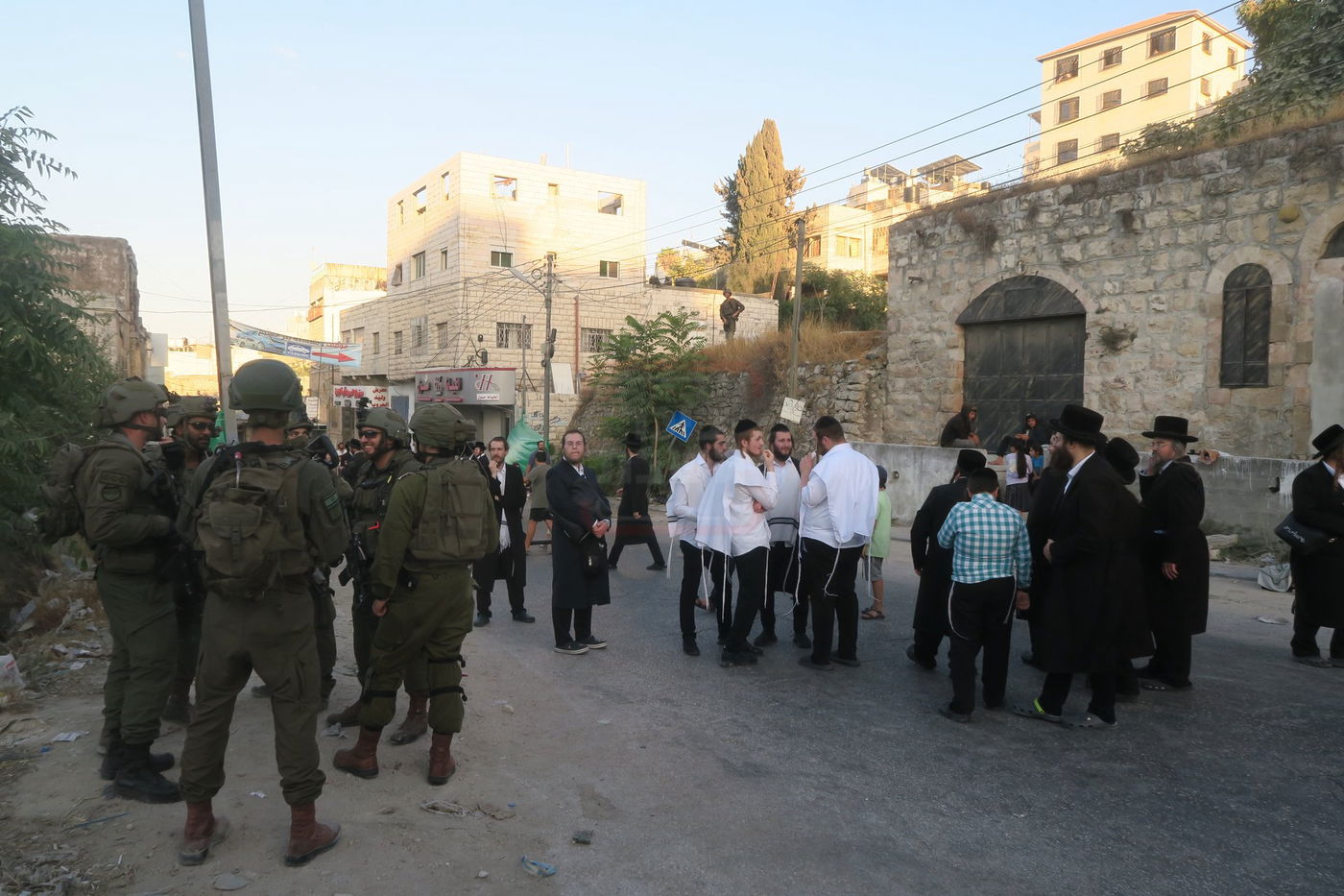 כניסה לקבר עתניאל בן קנז בחברון הפלסטינית בט' באב