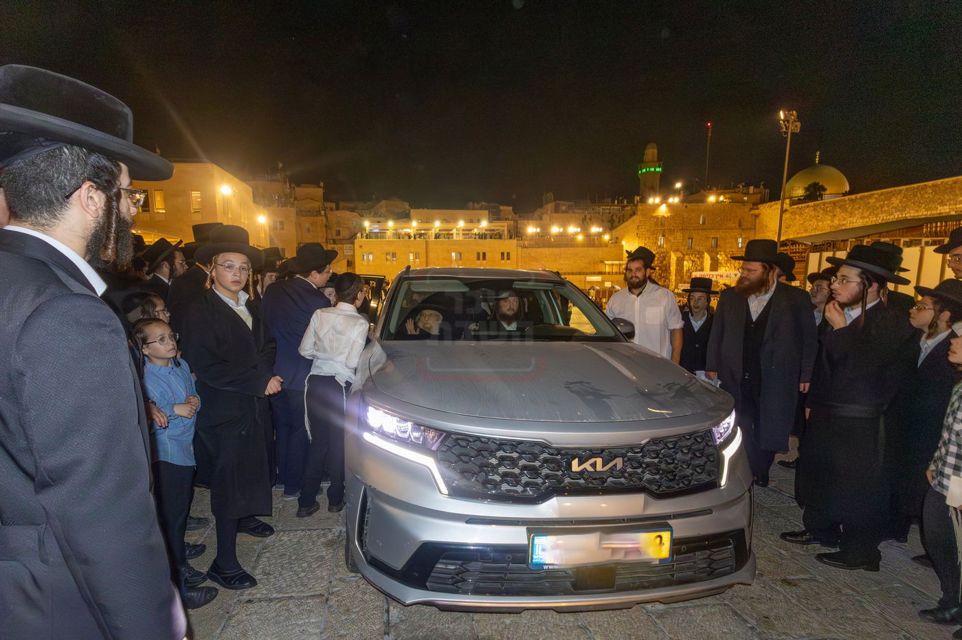 האדמו"ר מפינסק קרלין בטיש לחיים לאחר קידוש לבנה בצאת הצום