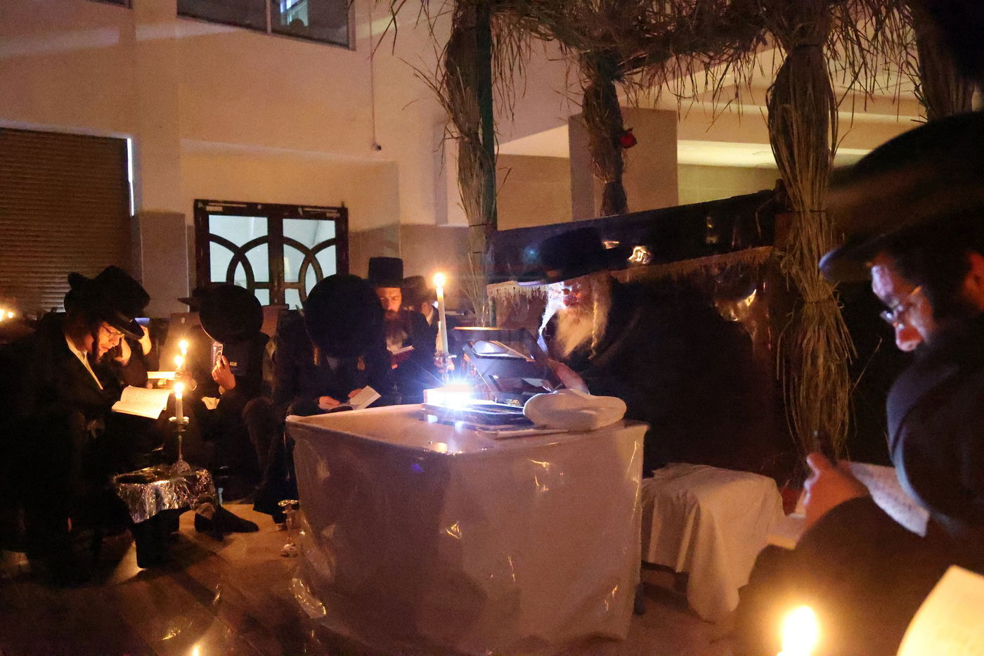 תשעה באב בחצה"ק קרעטשניף י-ם