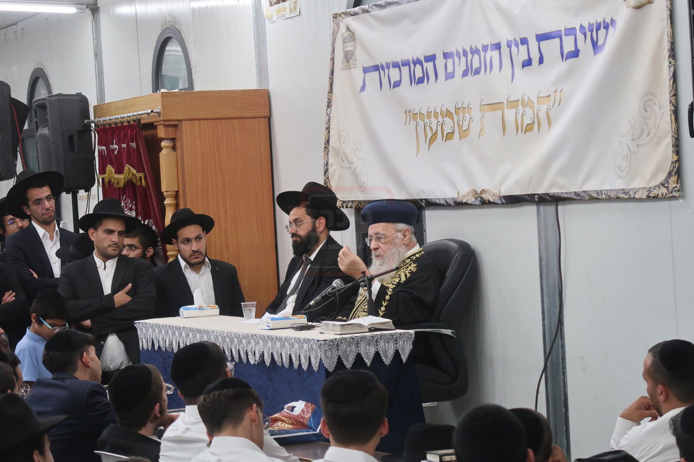 הראשל"צ הגר"י יוסף במעמד פתיחת 'ישיבת בין הזמנים' בשיכון ו' בב"ב