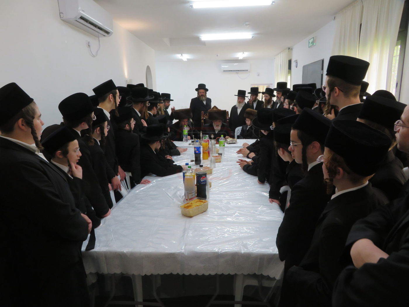 האדמו"ר מויז'ניץ בהנחת תפילין לנכדו משה יהושע הגר