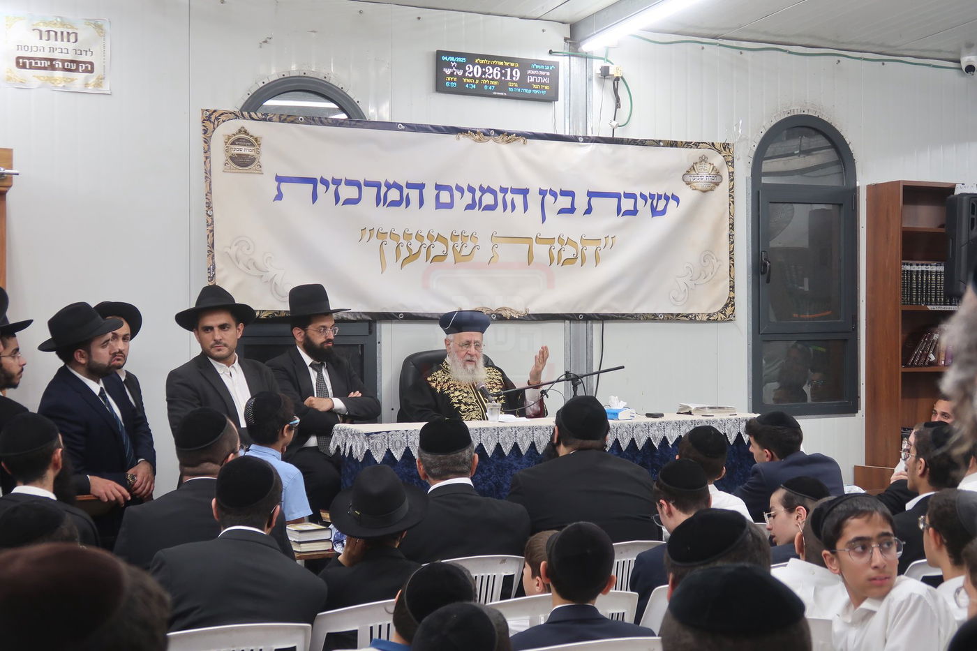 הראשל"צ הגר"י יוסף במעמד פתיחת 'ישיבת בין הזמנים' בשיכון ו' בב"ב