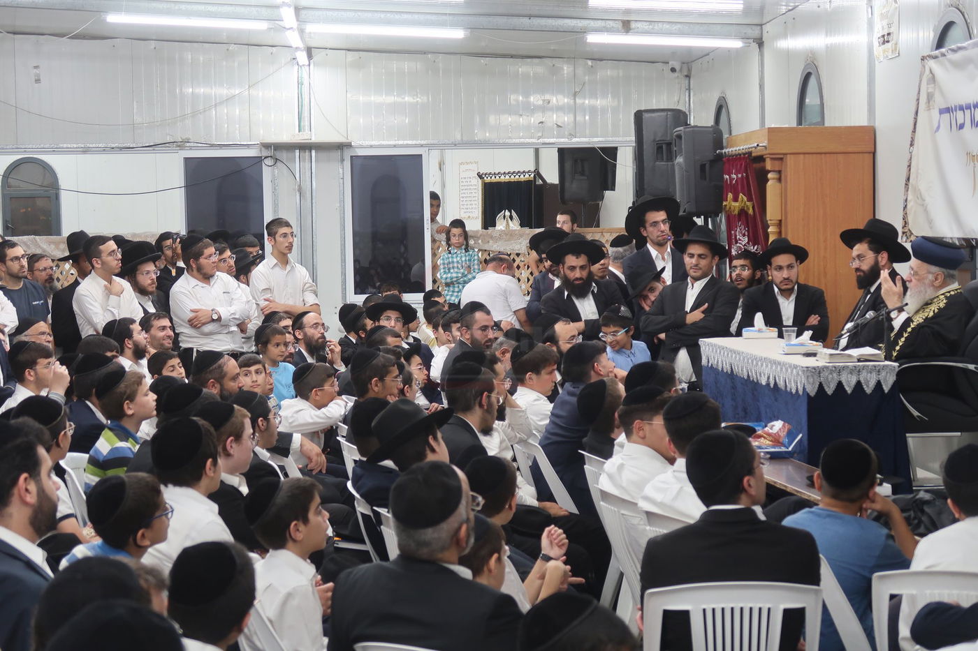 הראשל"צ הגר"י יוסף במעמד פתיחת 'ישיבת בין הזמנים' בשיכון ו' בב"ב