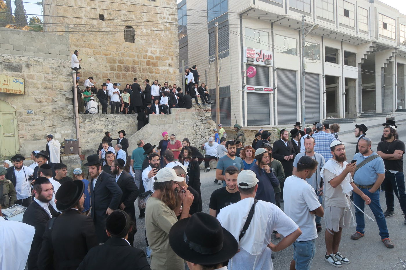 כניסה לקבר עתניאל בן קנז בחברון הפלסטינית בט' באב