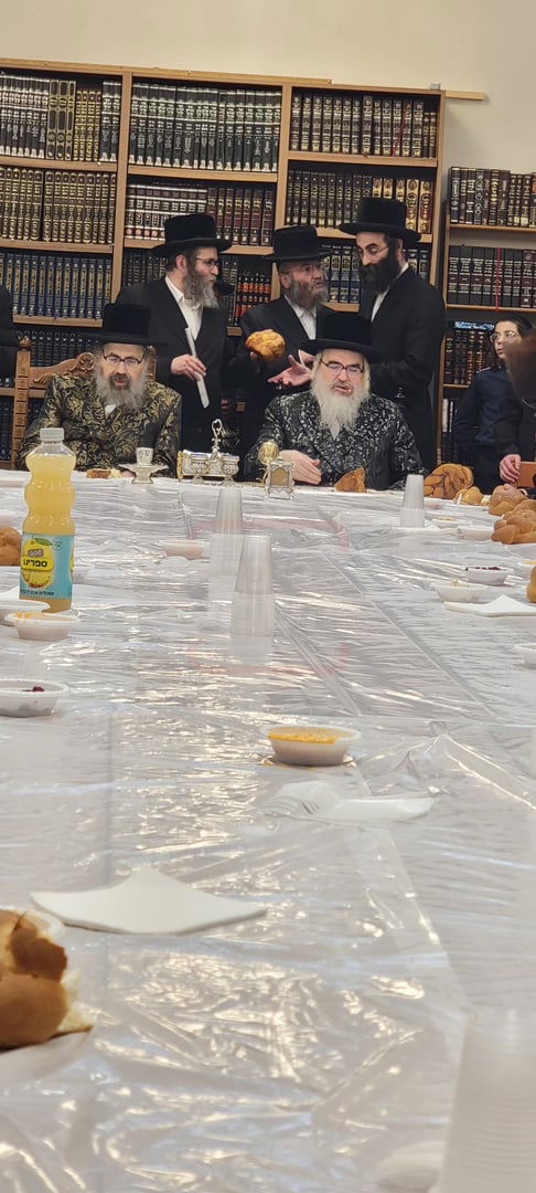 האדמו"רים מויז'ניץ לונדון - ויז'ניץ מונטריאול, בטיש מוצאי תשעה באב