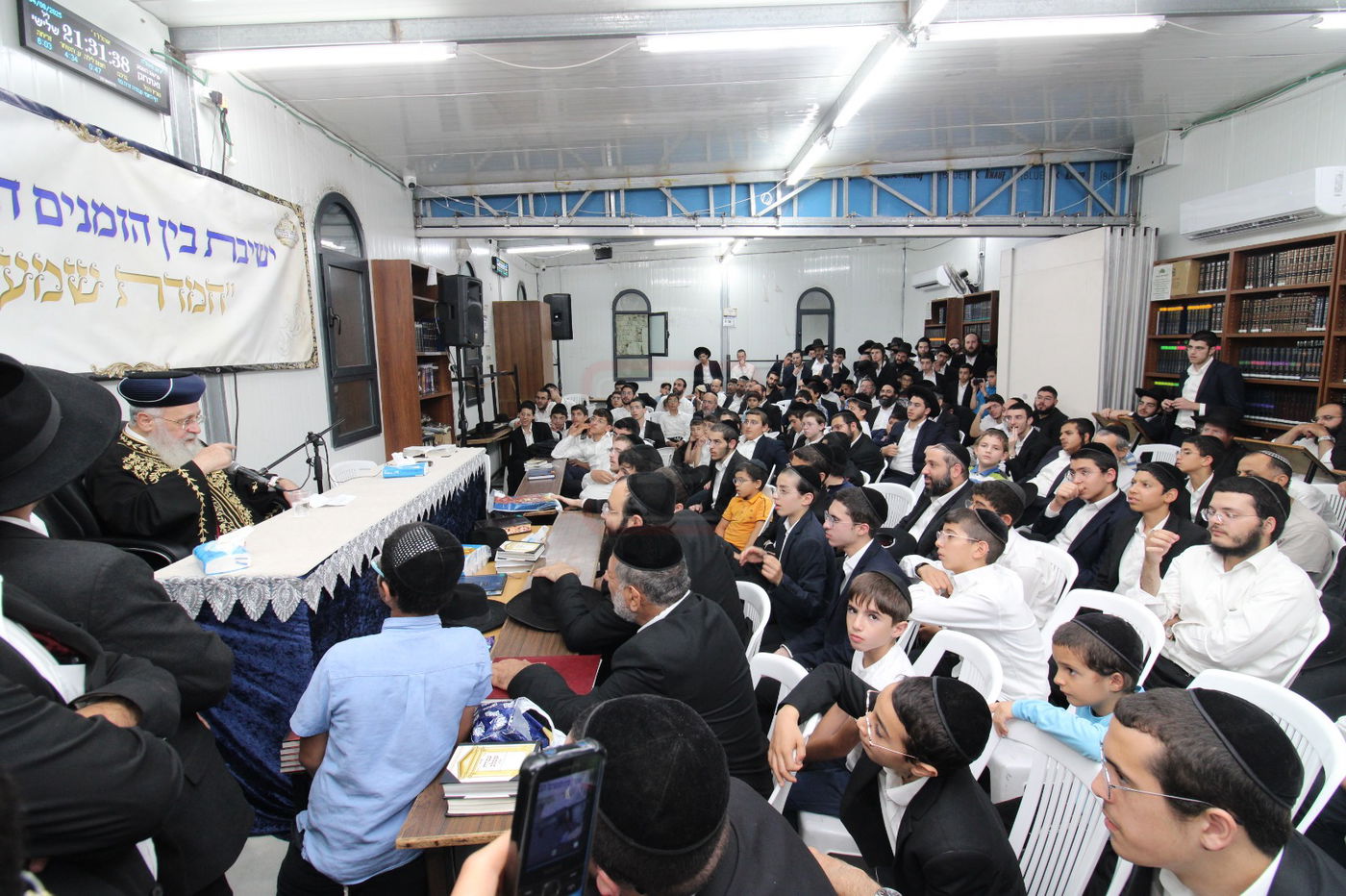 הראשל"צ הגר"י יוסף במעמד פתיחת 'ישיבת בין הזמנים' בשיכון ו' בב"ב