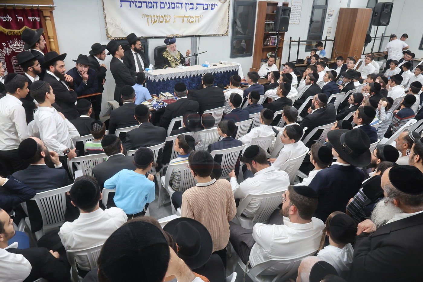 הראשל"צ הגר"י יוסף במעמד פתיחת 'ישיבת בין הזמנים' בשיכון ו' בב"ב