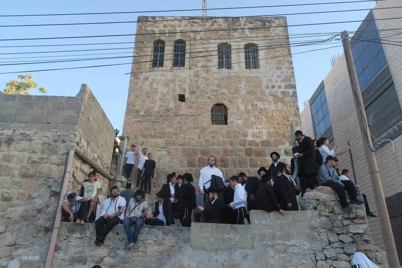 כניסה לקבר עתניאל בן קנז בחברון הפלסטינית בט' באב