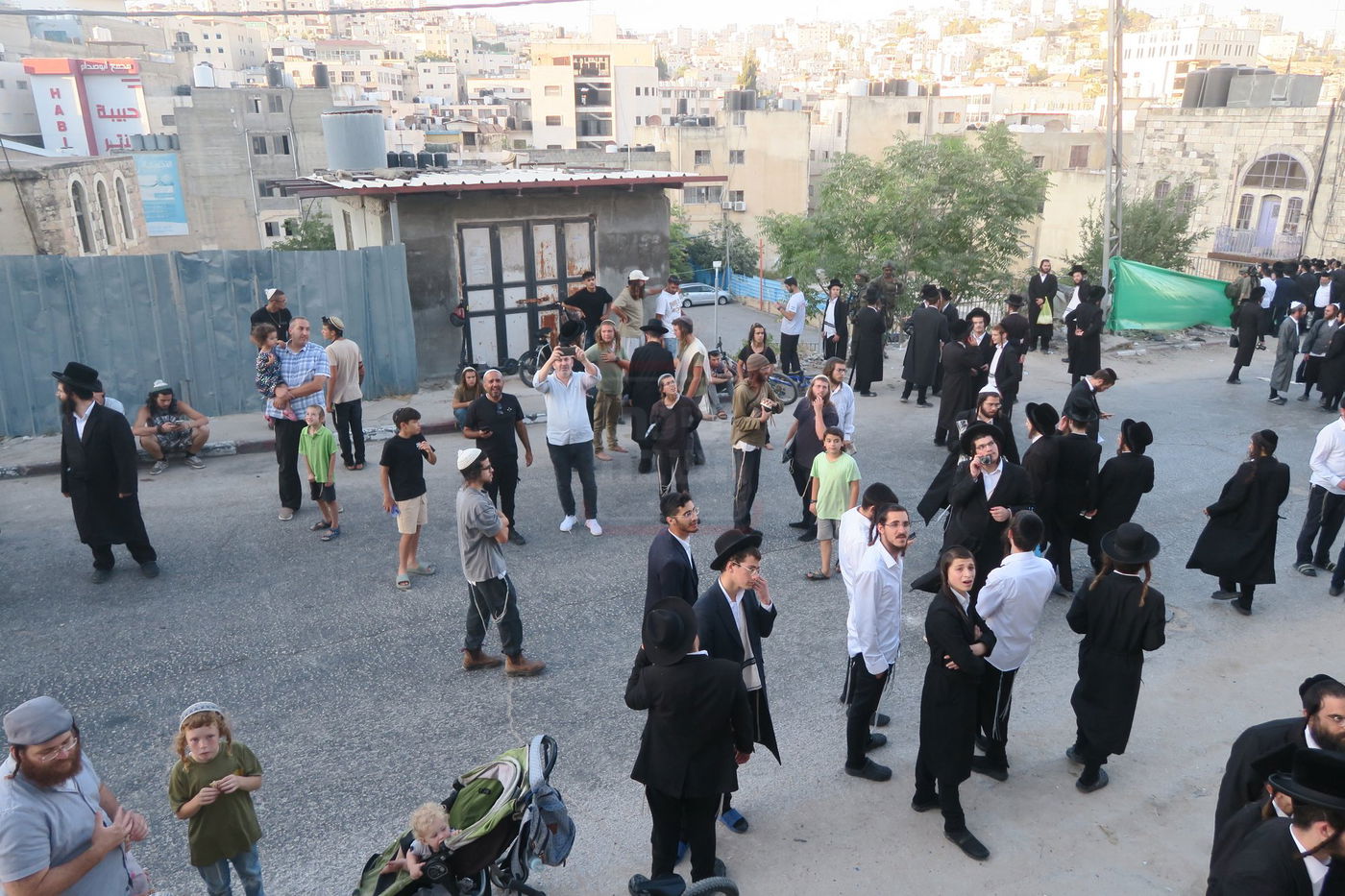 כניסה לקבר עתניאל בן קנז בחברון הפלסטינית בט' באב