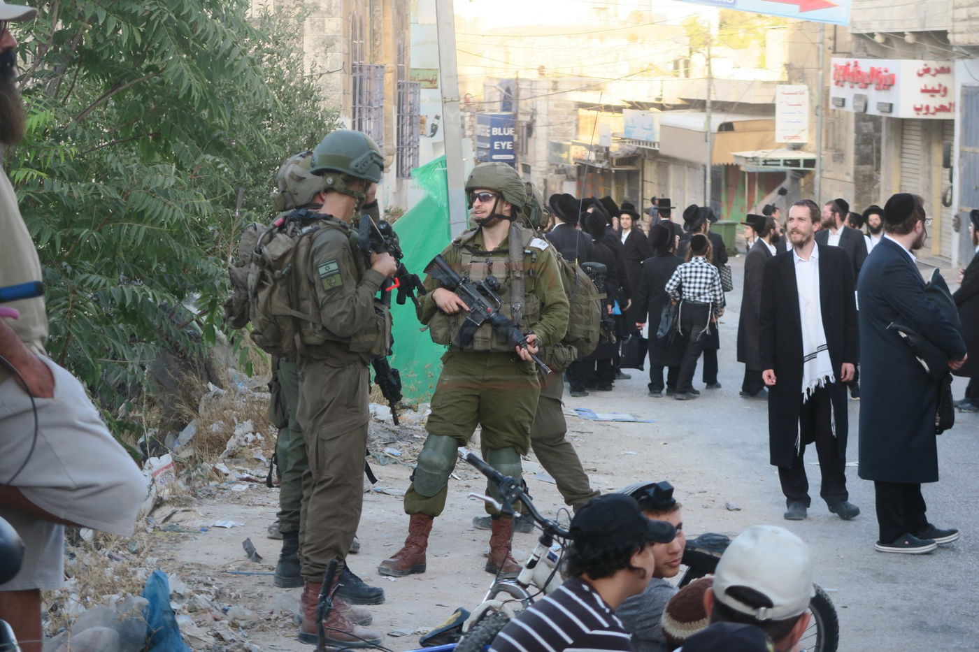 כניסה לקבר עתניאל בן קנז בחברון הפלסטינית בט' באב