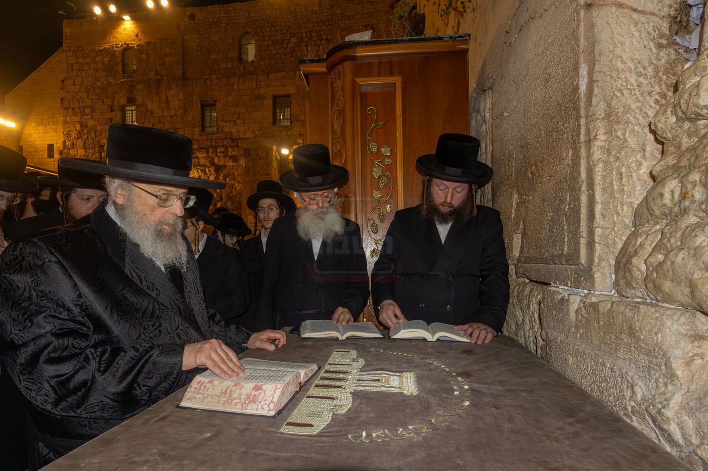 האדמו"ר מפינסק קרלין בכותל המערבי בצאת הצום