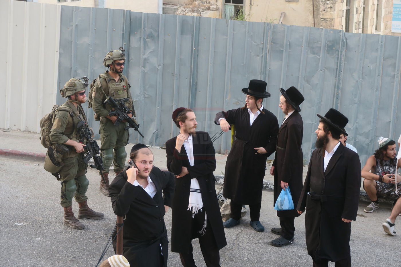 כניסה לקבר עתניאל בן קנז בחברון הפלסטינית בט' באב