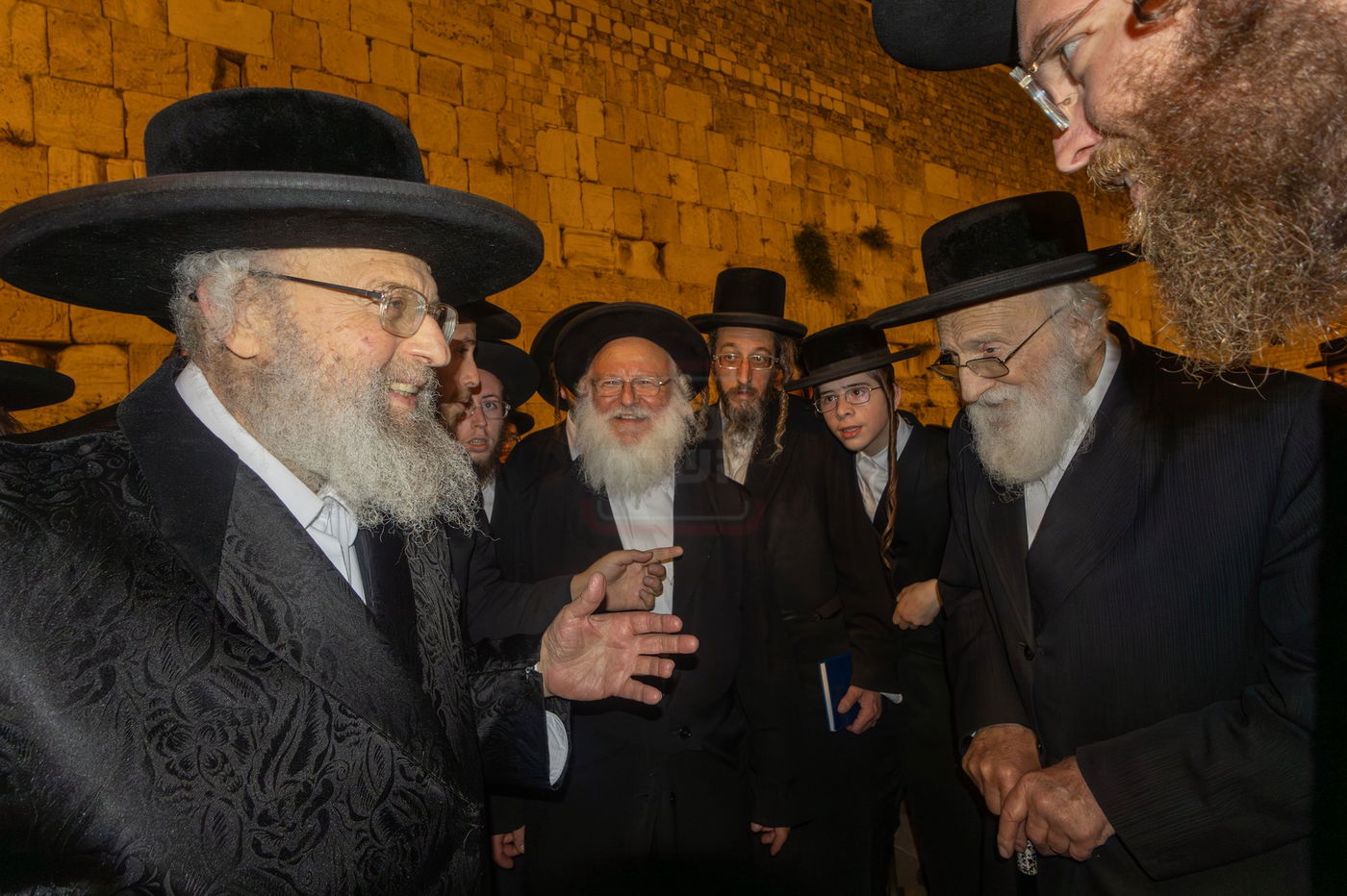 האדמו"ר מפינסק קרלין בכותל המערבי בצאת הצום