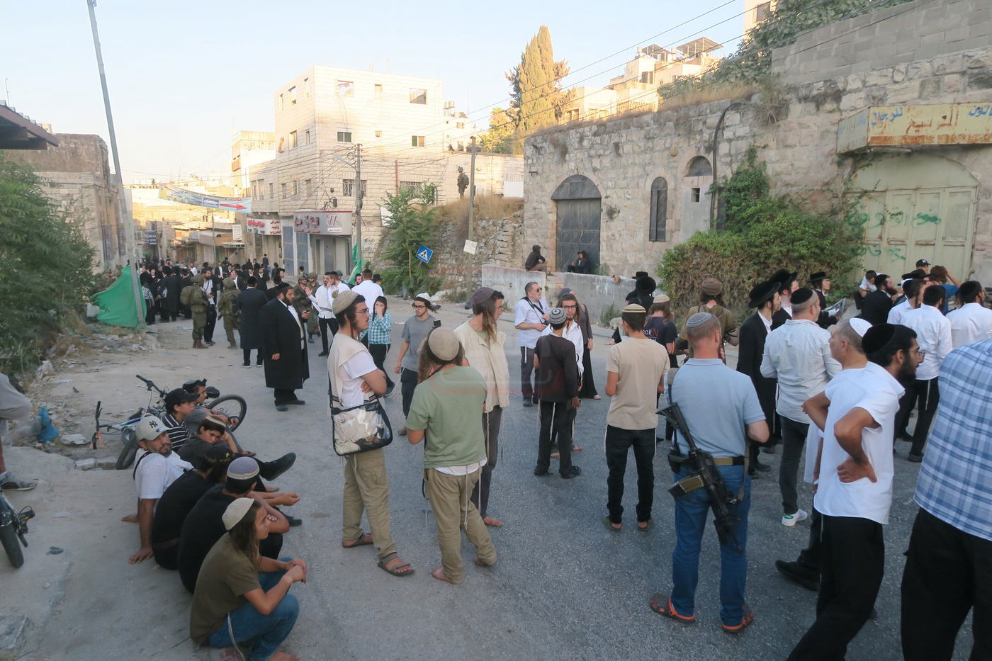 כניסה לקבר עתניאל בן קנז בחברון הפלסטינית בט' באב