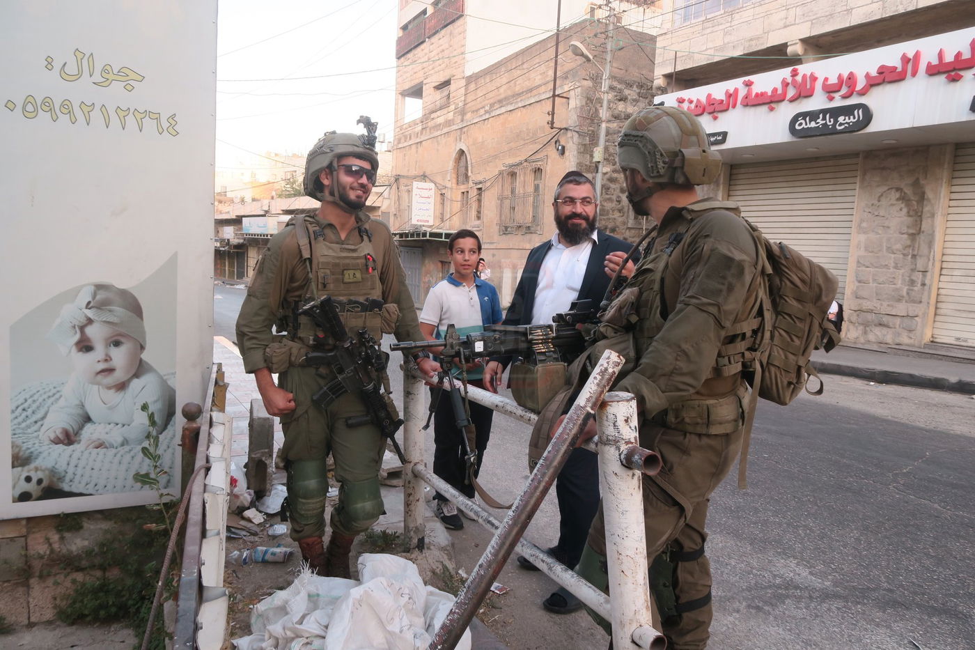 כניסה לקבר עתניאל בן קנז בחברון הפלסטינית בט' באב