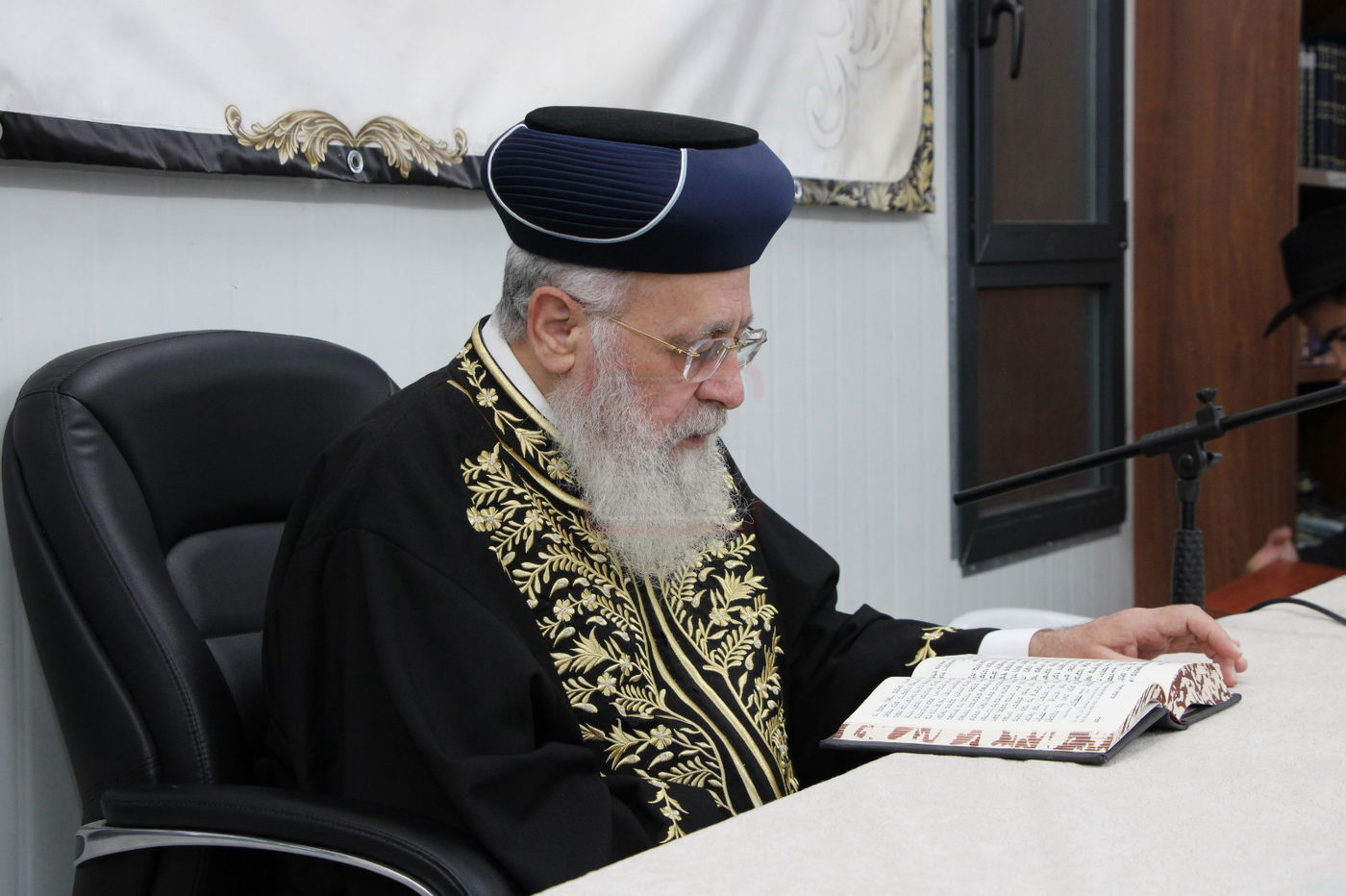 הראשל"צ הגר"י יוסף במעמד פתיחת 'ישיבת בין הזמנים' בשיכון ו' בב"ב