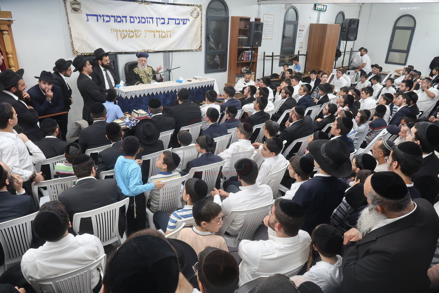 הראשל"צ הגר"י יוסף במעמד פתיחת 'ישיבת בין הזמנים' בשיכון ו' בב"ב