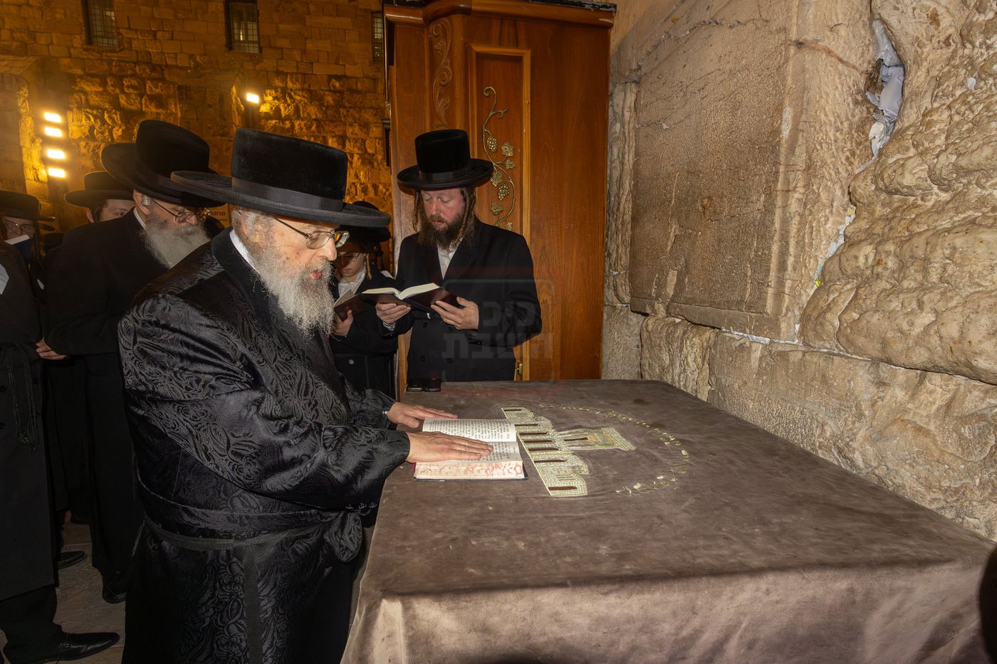 האדמו"ר מפינסק קרלין בכותל המערבי בצאת הצום