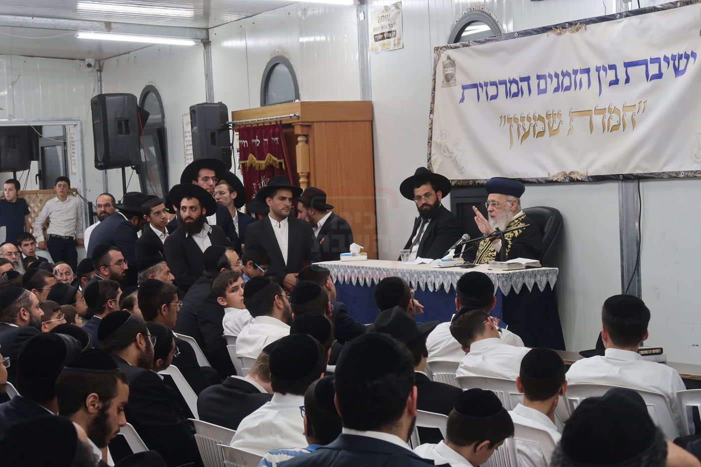 הראשל"צ הגר"י יוסף במעמד פתיחת 'ישיבת בין הזמנים' בשיכון ו' בב"ב