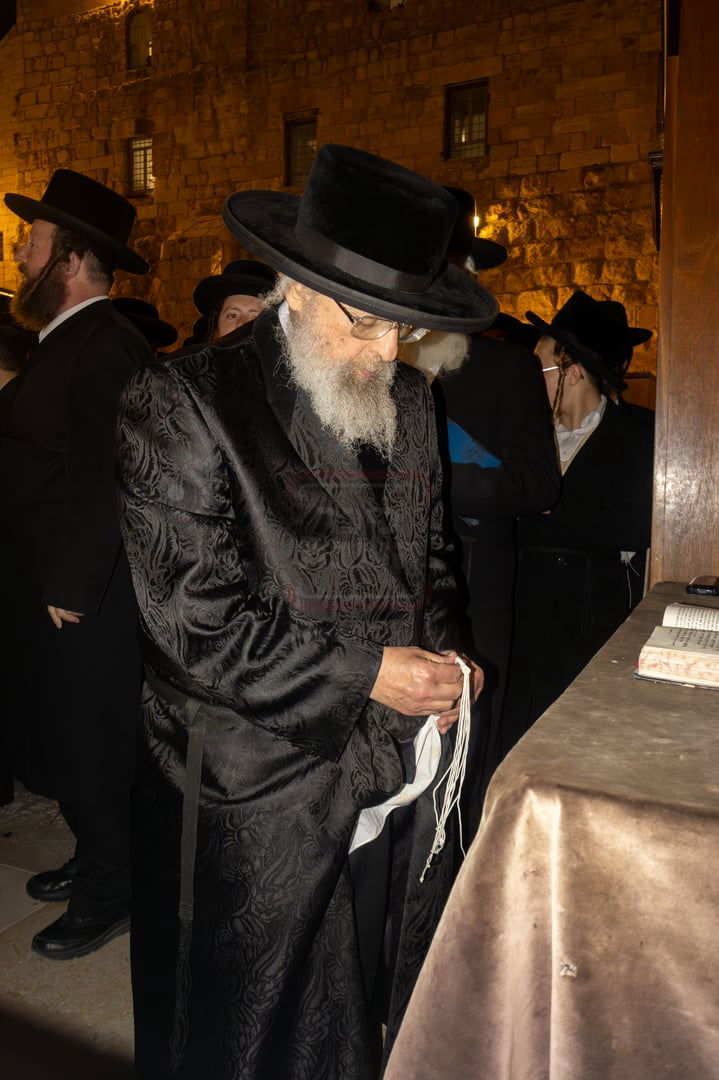 האדמו"ר מפינסק קרלין בכותל המערבי בצאת הצום