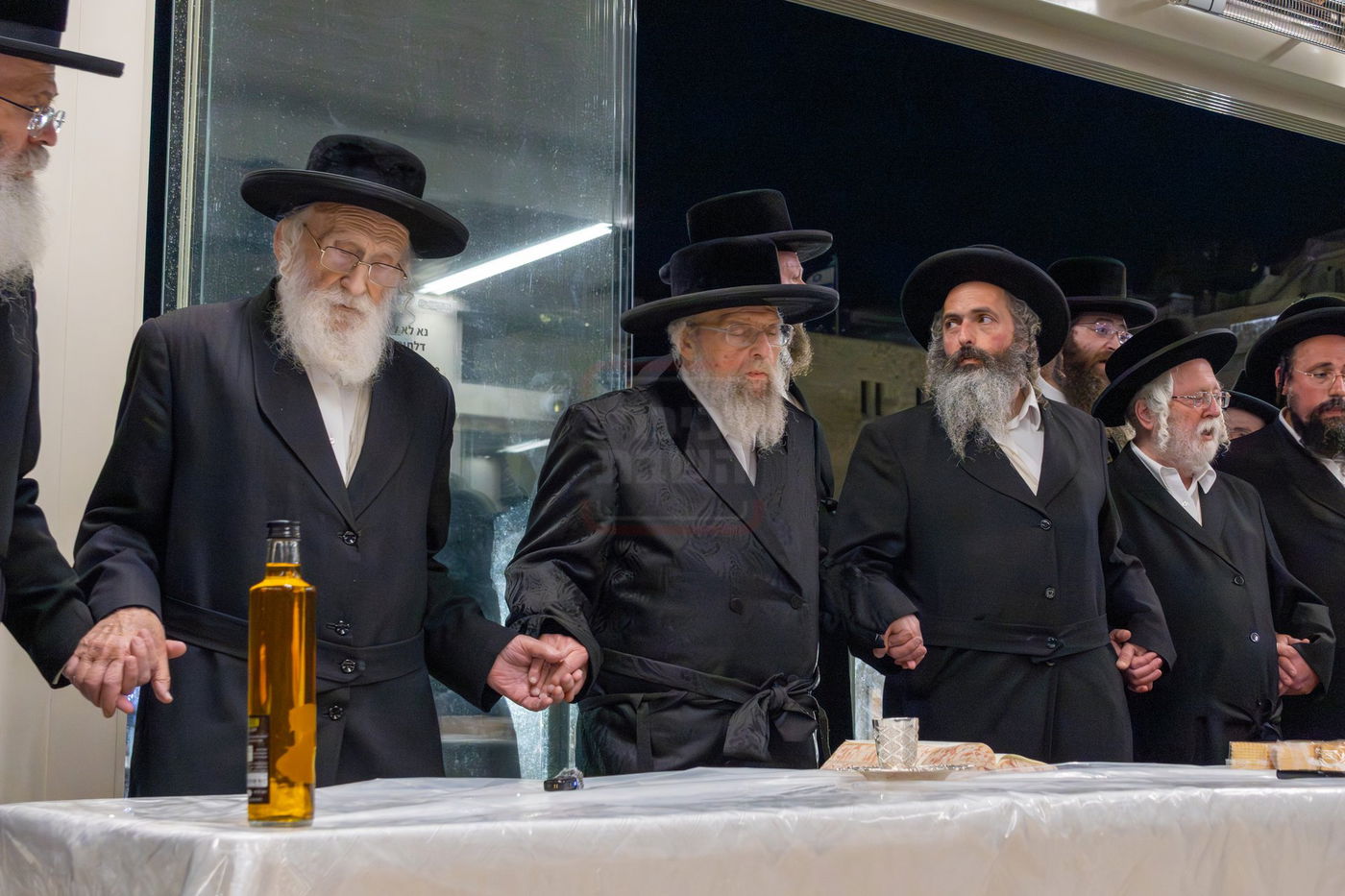 האדמו"ר מפינסק קרלין בטיש לחיים לאחר קידוש לבנה בצאת הצום