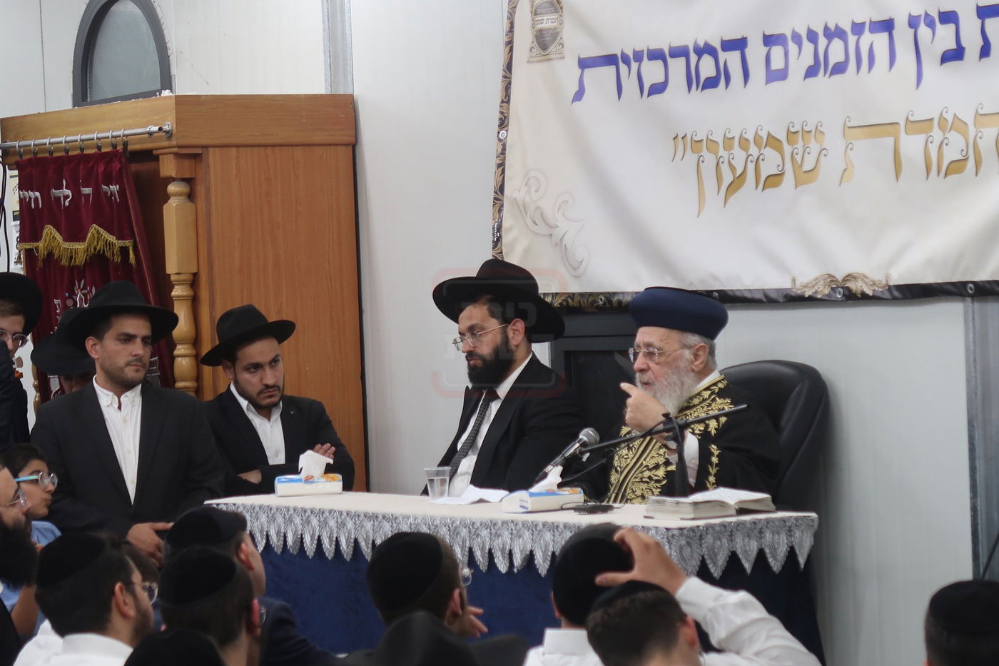 הראשל"צ הגר"י יוסף במעמד פתיחת 'ישיבת בין הזמנים' בשיכון ו' בב"ב