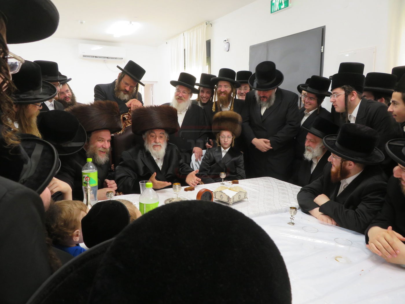 האדמו"ר מויז'ניץ בהנחת תפילין לנכדו משה יהושע הגר