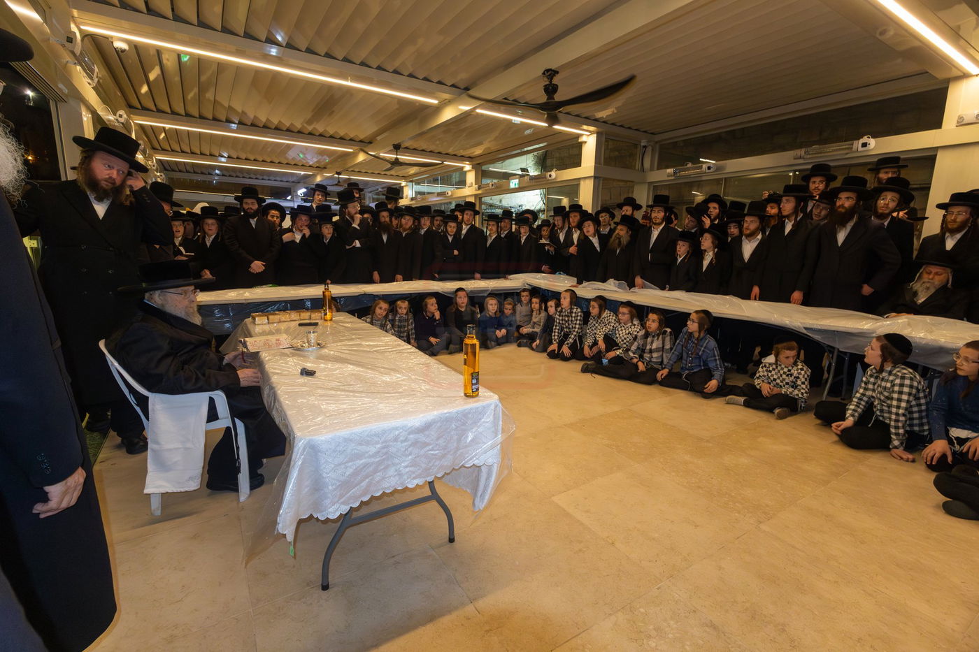 האדמו"ר מפינסק קרלין בטיש לחיים לאחר קידוש לבנה בצאת הצום