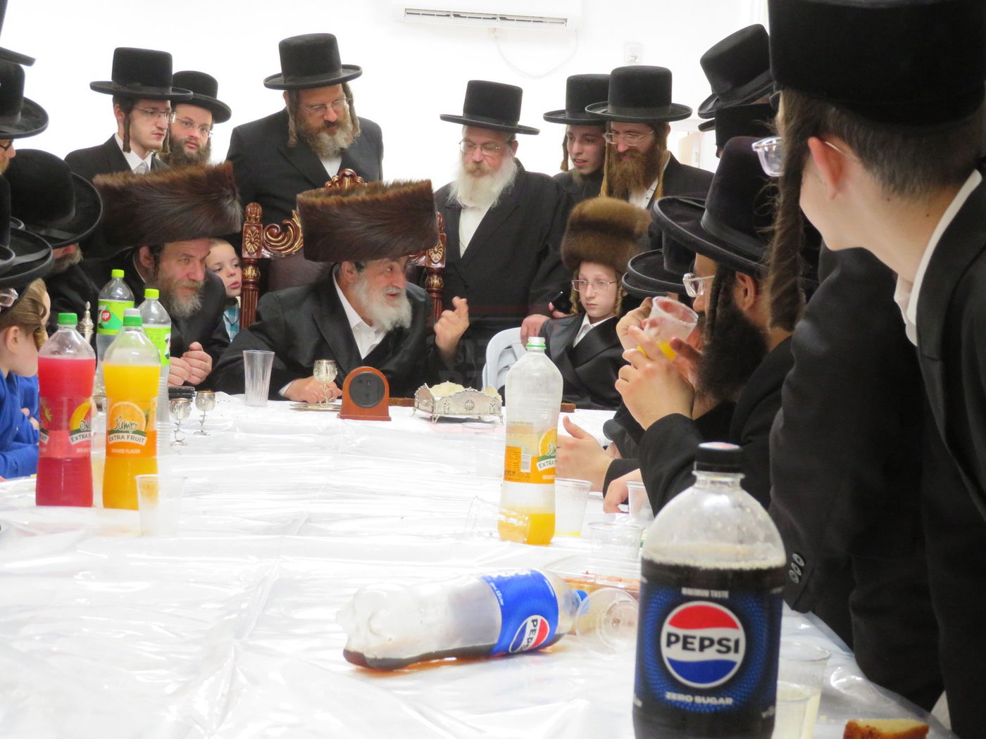 האדמו"ר מויז'ניץ בהנחת תפילין לנכדו משה יהושע הגר