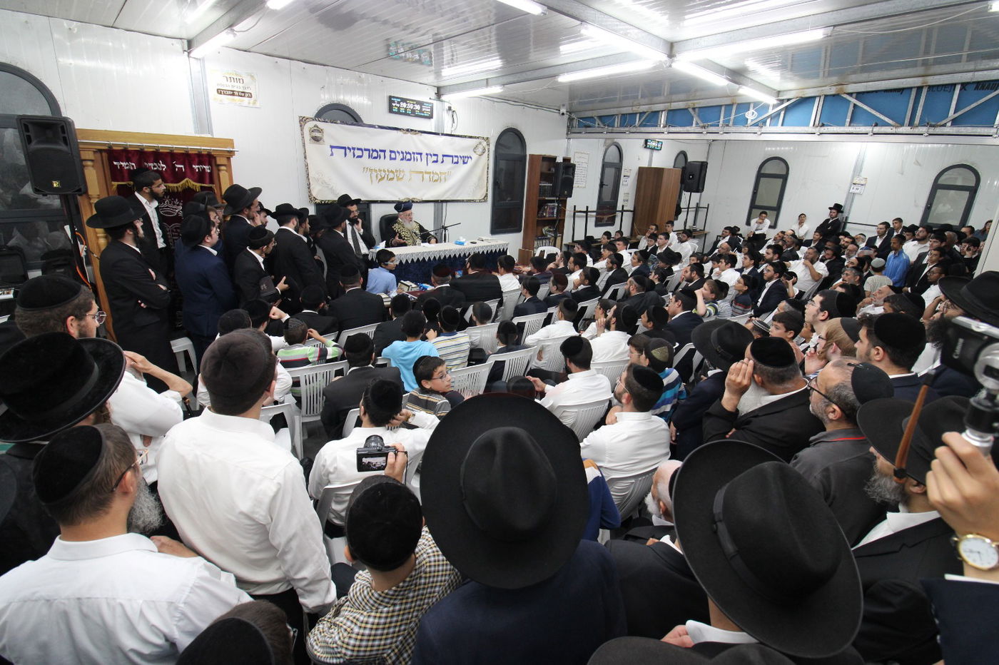 הראשל"צ הגר"י יוסף במעמד פתיחת 'ישיבת בין הזמנים' בשיכון ו' בב"ב