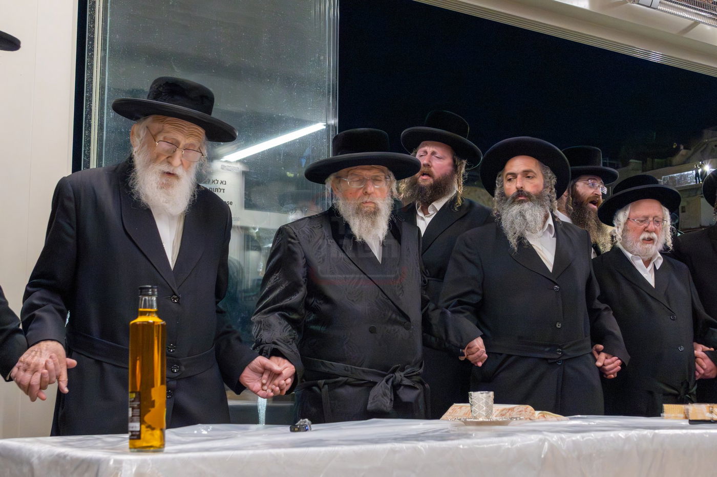 האדמו"ר מפינסק קרלין בטיש לחיים לאחר קידוש לבנה בצאת הצום