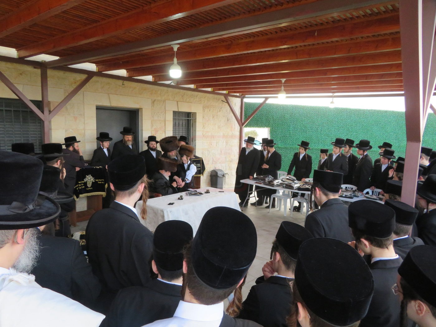 האדמו"ר מויז'ניץ בהנחת תפילין לנכדו משה יהושע הגר