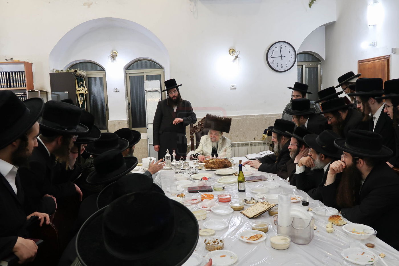 מלווה מלכה במוצאי תשעה באב אצל אדמו"ר מקרעטשניף סיגעט