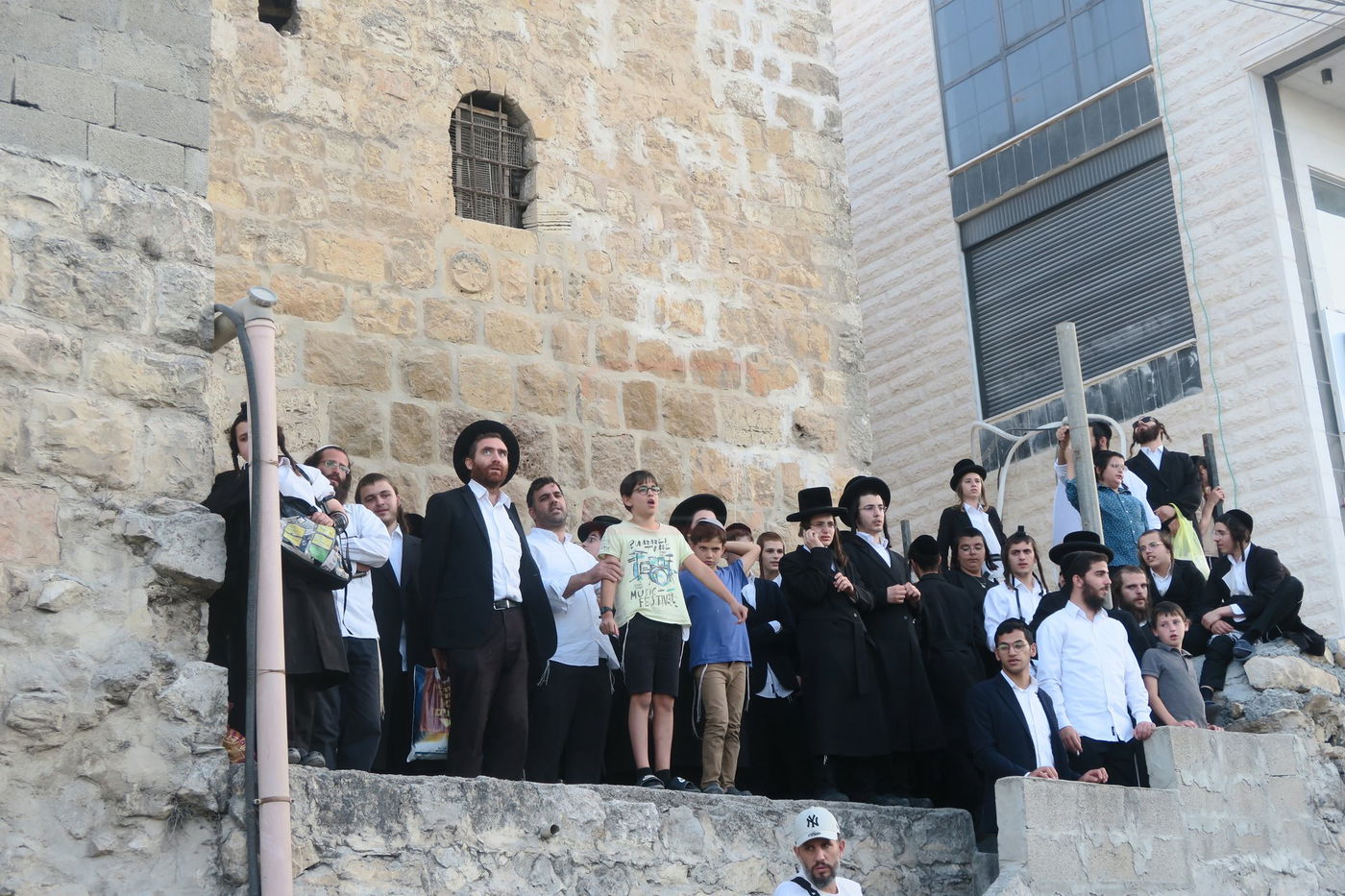 כניסה לקבר עתניאל בן קנז בחברון הפלסטינית בט' באב